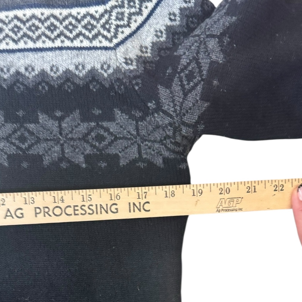 GAP 100% Lambswool Fair Isle Men’s Snowflake V-Neck Sweater M Gray Black Winter - Picture 4 of 7